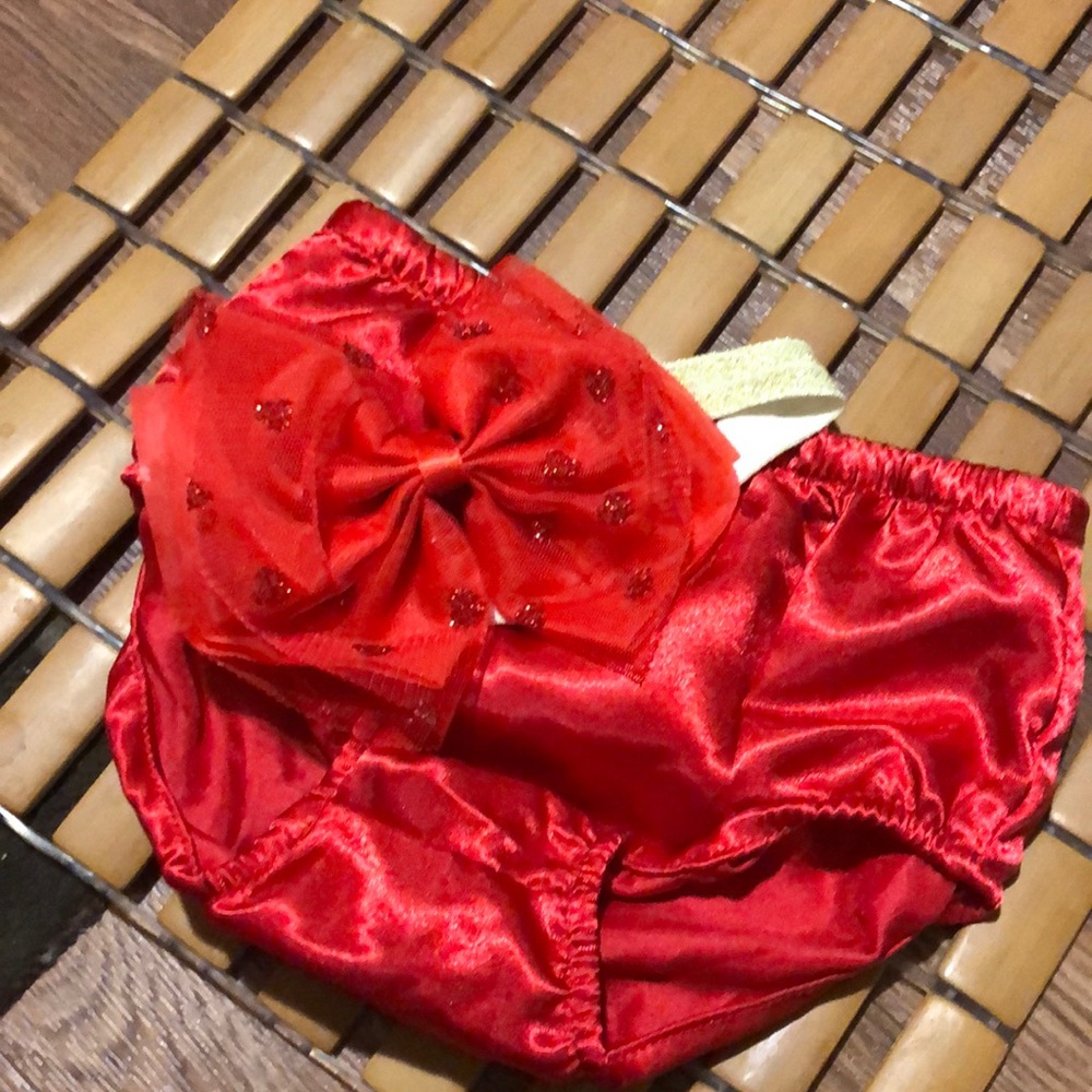 NWT”newborn soft puffer-bottoms and incredible bow